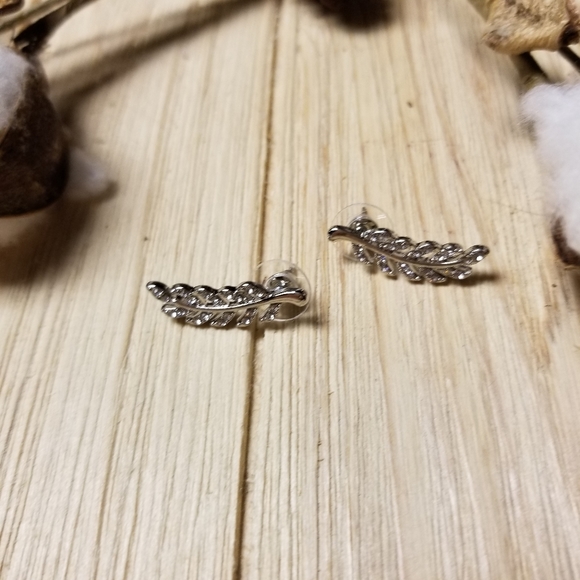 🌿🌿Gorgeous SILVER plated Leaf ear climbers with CZ's🌿🌿 - Picture 10 of 10
